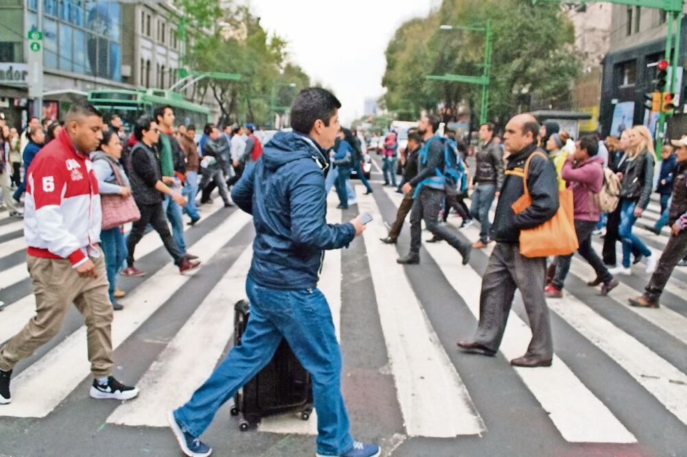 Abrigados y tiritando, los capitalinos que salen a tempranas horas a sus trabajos o escuelas sufrieron los 12 grados centígrados con lo que amaneció la Ciudad. (FOTO: JOSE ANTONIO TORRES. EL UNIVERSAL)