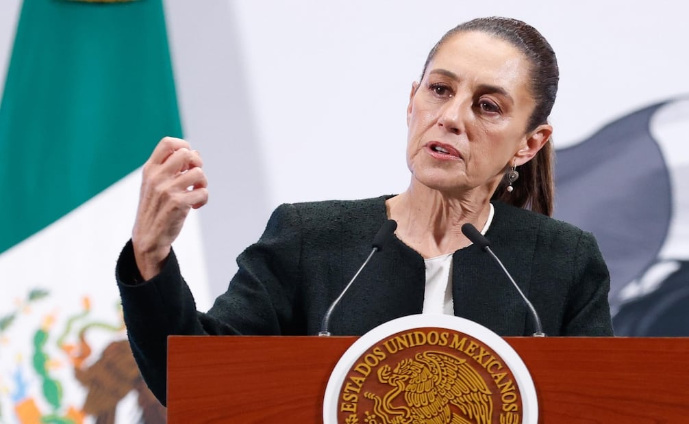 La presidenta Claudia Sheinbaum reveló que en la llamada que sostuvo con su homólogo de EU, Donald Trump, éste planteó que se quedaran los aranceles, pero tras señalarle diversos resultados en materia de seguridad, entre ellos el envió de 29 narcotraficantes a EU, Trump decidió llevar esta revisión al 2 de abril. Foto: Diego Simón / EL UNIVERSAL