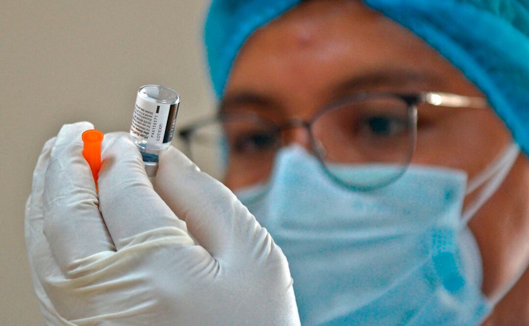 Imagen ilustrativa de personal médico preparando una vacuna contra el Covid-19. Foto: RODRIGO BUENDIA / AFP