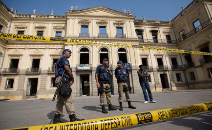 Bomberos aún apagan focos de incendio en el Museo Nacional de Rio