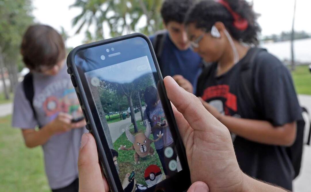 El productor ejecutivo de "Downton Abbey", Gareth Neame, cree que la estirada familia Crowley de la serie habría aceptado con cautela el debut de Pokémon Go la semana pasada, tal como lo hicieron con la radio o el refrigerador. FOTO: AP.