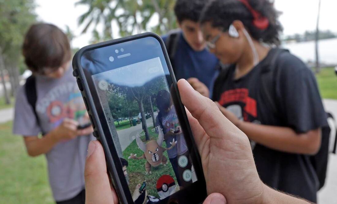 El productor ejecutivo de "Downton Abbey", Gareth Neame, cree que la estirada familia Crowley de la serie habría aceptado con cautela el debut de Pokémon Go la semana pasada, tal como lo hicieron con la radio o el refrigerador. FOTO: AP.
