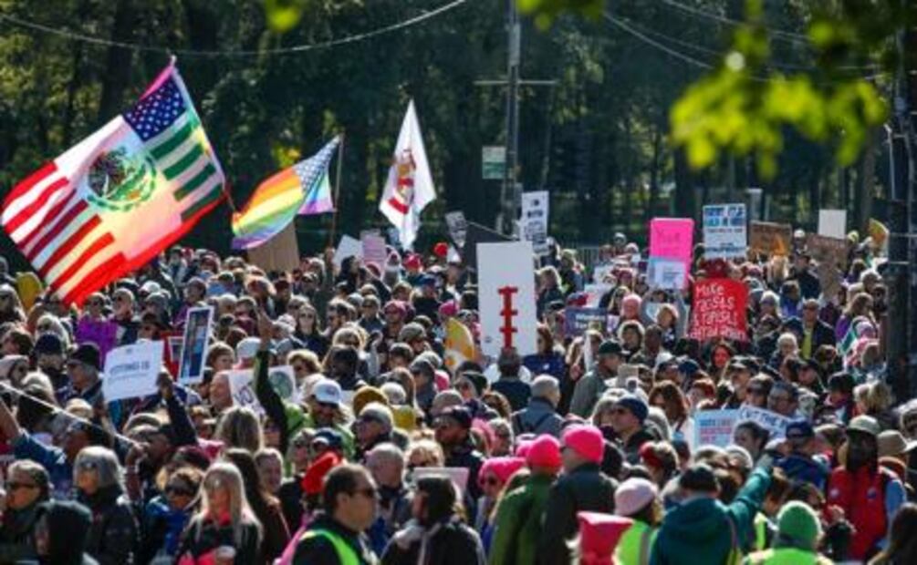 Previo a elecciones, miles marchan contra políticas "anti mujeres" de Trump