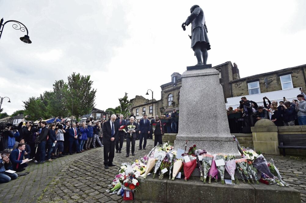 Jeremy Corbyn, líder del Partido Laborista (al frente), David Cameron, primer ministro británico (al fondo), y otros dirigentes políticos depositaron flores en el lugar donde se produjo el asesinato de la diputada Jo Cox en Birstall (FACUNDO ARRIZABALAGA)