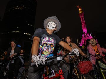 Payasos terroríficos, calaveras y hasta Batman participan en el Paseo Nocturno por Día de Muertos; las mascotas también están presentes