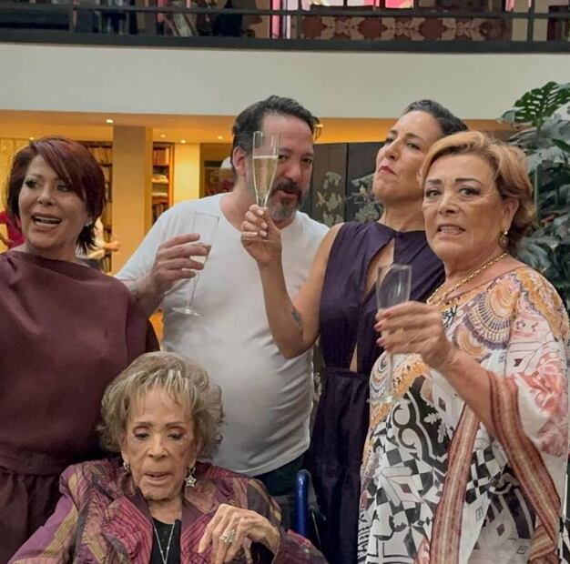 Silvia Pinal con sus hijos el 10 de mayo de 2024.