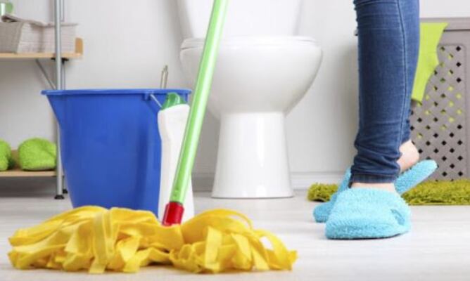 ¿Cómo limpiar el piso del baño correctamente?; evita bacterias y residuos de sarro 