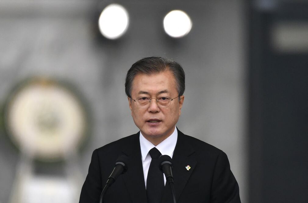 El entonces presidente de Corea del Sur, Moon Jae-In, pronuncia un discurso durante una ceremonia para conmemorar el Día de los Caídos en Corea en el Cementerio Nacional de Seúl el 6 de junio de 2019. Foto: AFP