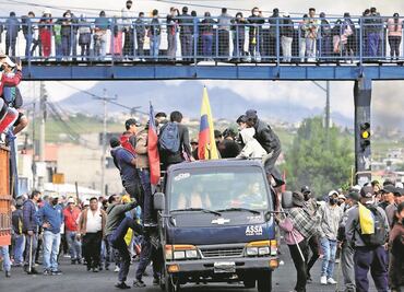 Indígenas llegan a Quito; intensifican protestas