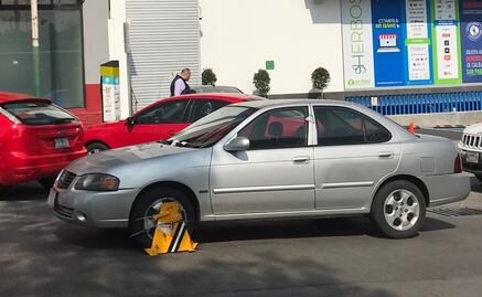 Ponen "arañas" a autos fuera de cajones de parquímetros en Naucalpan