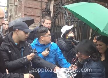 Captan a Yalitza Aparicio firmando autógrafos en Toronto y Nueva York