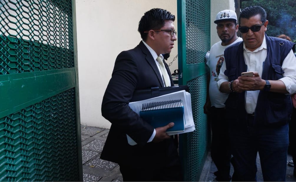 El abogado y familiares de Juan Jesús "N", ofrecieron declaraciones sobre el caso de la defensa a las afueras de los juzgados orales ubicados en Doctor Lavista. | Foto: Osmar Alvarado | El Universal.