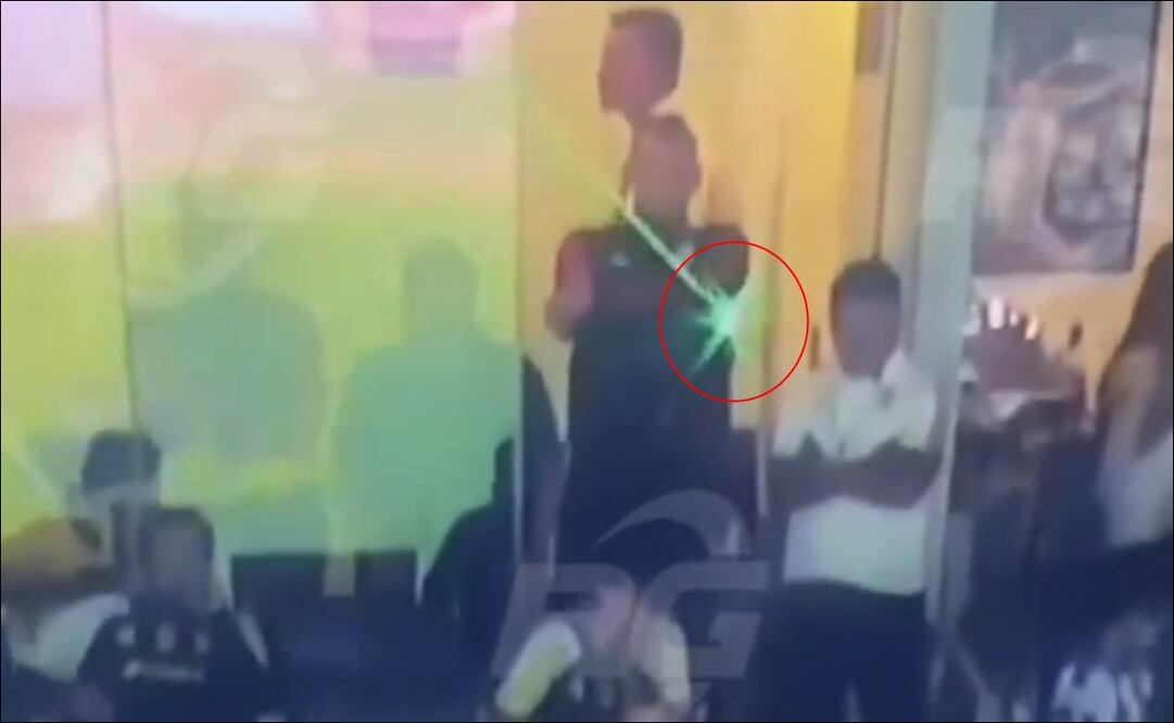 Nahuel Guzmán con el láser durante el Clásico Regio 135 - Foto: Captura de pantalla