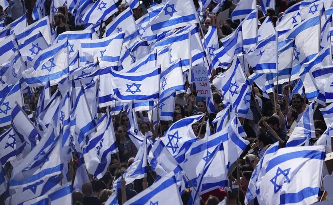 Israelíes protestando contra el primer ministro de Israel, Benjamín Netanyahu, exigen un acuerdo de alto en fuego en Gaza. Foto: AP