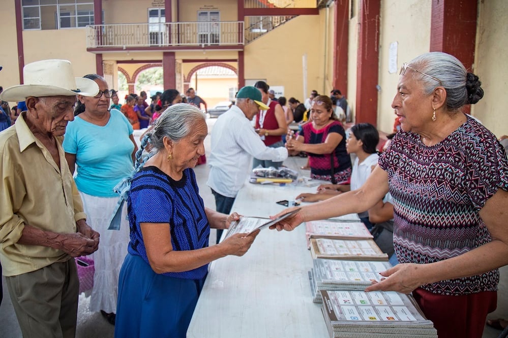 Habitantes asisten a votar en las elecciones 2024 en México este domingo 2 de junio, en un colegio electoral en la comunidad de San Blas Atenpa en Oaxaca. FOTO: LUIS VILLALOBOS. EFE