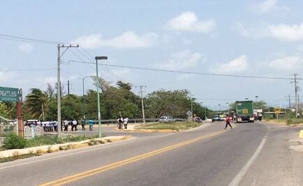 Bloquean militantes priistas tránsito en carretera del Istmo