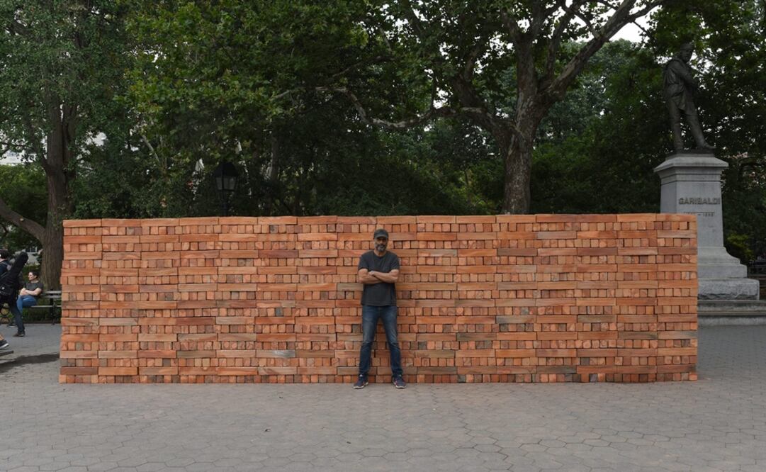 El artista Bosco Sodi posa con su obra "Muro". Foto: AFP / Timothy A. Clary