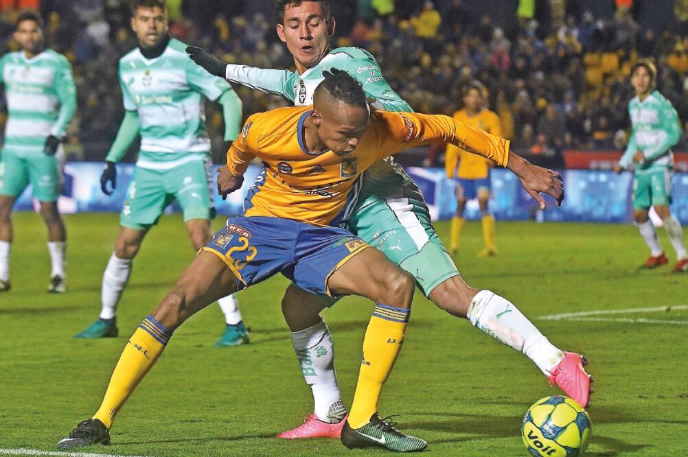 Un juego tedioso entre felinos y santistas se desarrolló en el “Volcán" (MIGUEL SIERRA. EFE)