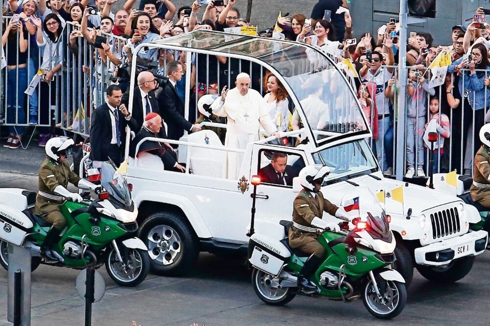 Francisco saludó a cientos de chilenos desde el papamóvil, frente al Palacio de La Moneda, en Santiago (ELVIS GONZÁLEZ. EFE)