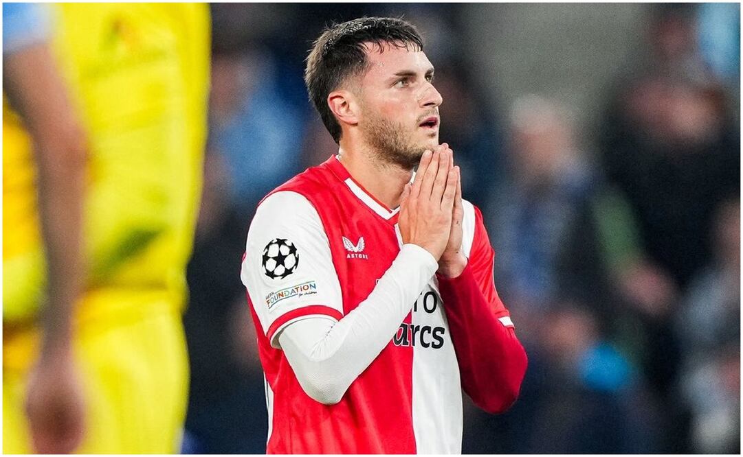 Santiago Giménez tras fallar una ocasión con el Feyenoord / FOTO: AFP