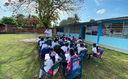 Por altas temperaturas, adelantan una hora entrada y salida en escuelas de Tabasco; estudiantes toman clase afuera de los salones 