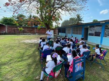 Por altas temperaturas, adelantan una hora entrada y salida en escuelas de Tabasco; estudiantes toman clase afuera de los salones