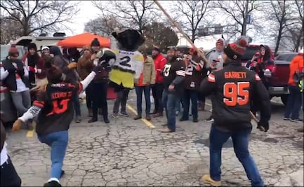 Afición de Browns hace piñata al QB de los Steelers