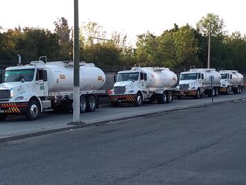 Hay intensa actividad de pipas en centros de distribución de gasolina de Pemex