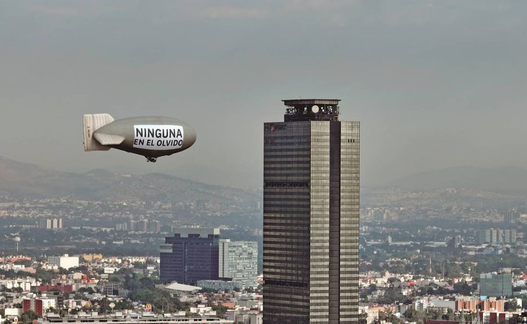 Desde los edificios más altos de la ciudad se pudo observar el zepelín con que los colectivos feministas recuerdan a las mujeres víctimas de la violencia en el país. Fotos: EFE/ EPA/ Colectivos feministas 