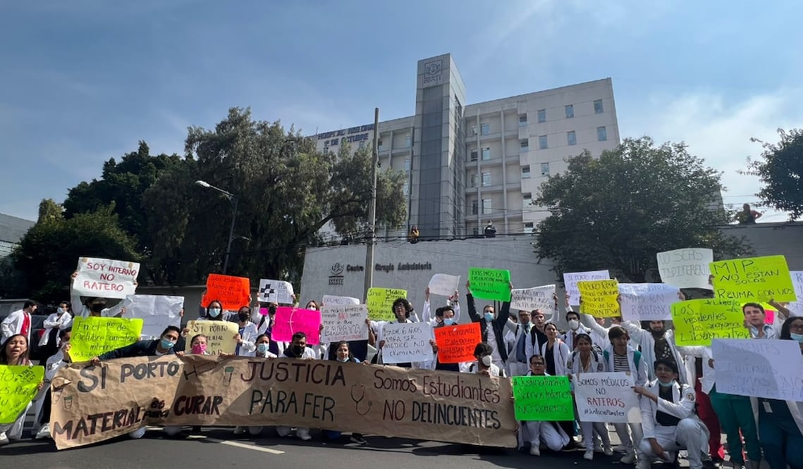 Los estudiantes de medicina en su mayoría del Instituto Politécnico Nacional (IPN) se manifiestan, por segundo día consecutivo, sobre avenida Insurgentes Norte. Foto: Colectivo Médicxs en Formación