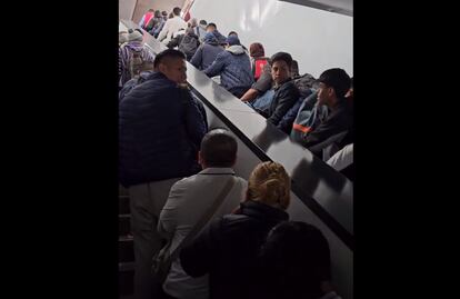 Escaleras eléctricas del Metro en Pantitlán cambian de sentido y usuarios tienen que correr: VIDEO