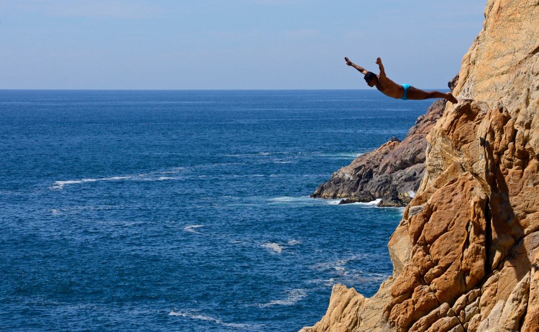 Los clavadistas de La Quebrada se lanzan al mar desde una altura de 40 metros. Foto: Sectur