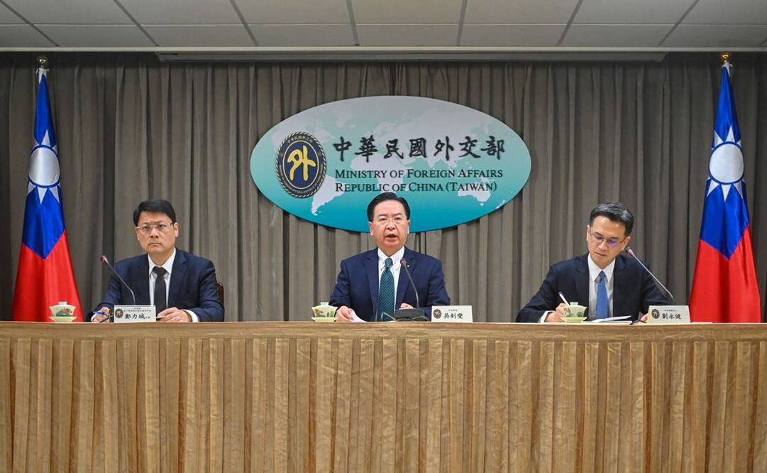 El ministro de Relaciones Exteriores de Taiwán, Joseph Wu (centro), el jefe del Departamento de Asuntos de América Latina y el Caribe del Ministerio de Relaciones Exteriores, Cheng Li-cheng (izquierda), y el portavoz Jeff Liu (derecha). Foto: AFP