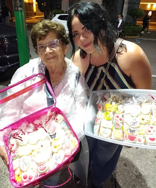 Andrea Casas, de 32 años, y Celia, su abuelita de 82 años, las creadoras y vendedoras de las galletas de Harry Styles en CDMX.
Foto: Sughey Baños/EL UNIVERSAL.