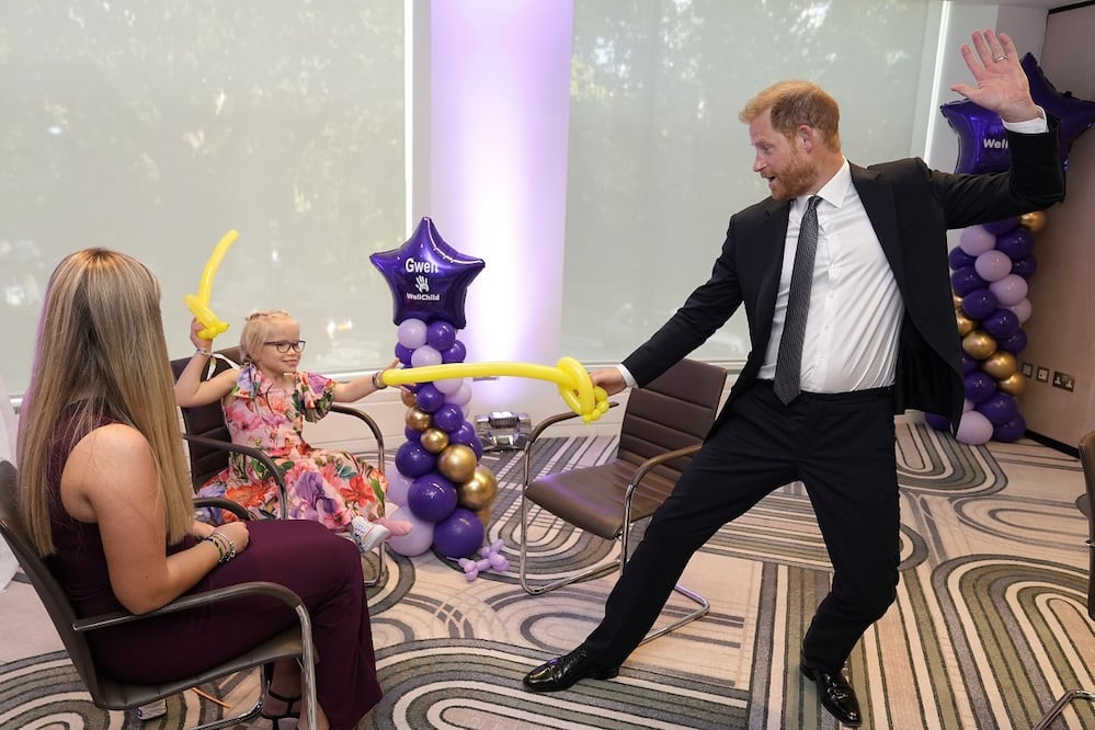 El príncipe Enrique juega con una nila durante el evento WellChild Awards, en Londres. Enrique viajó al país coincidiendo con el tercer aniversario de la muerte de Isabel II. FOTO: AP