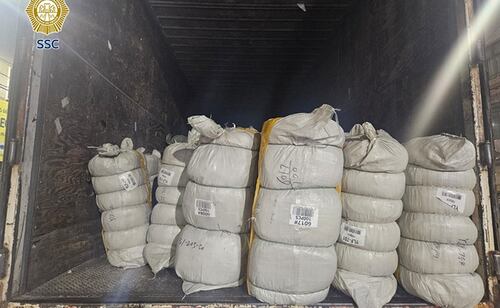 100 bundles of backpacks seized in the capital's Centro district due to documentation anomalies
