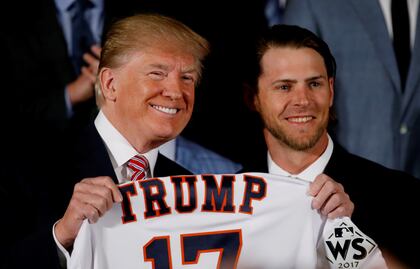 Dos jugadores latinos de Astros desairan a Trump