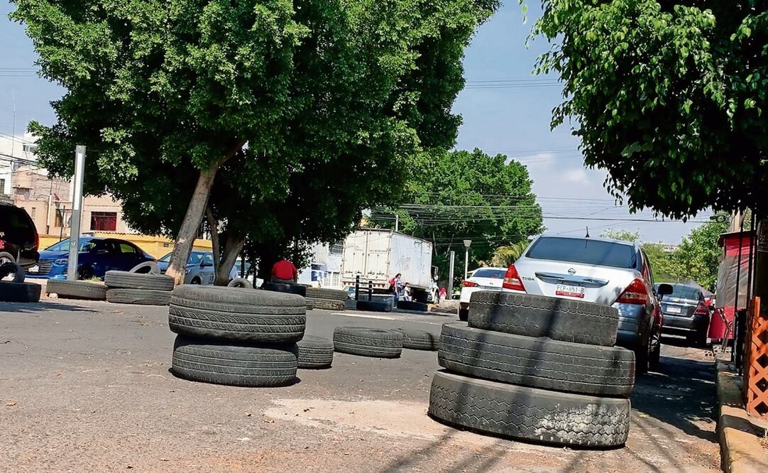 En calles de la colonia Peñón de los Baños es común ver llantas con las que se apartan espacios para estacionar. Foto: Alberto González / EL UNIVERSAL