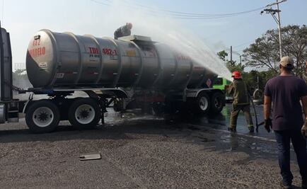 Choque de pipa causa derrame de combustible en Cardel, Veracruz