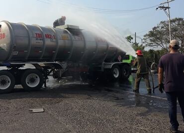 Choque de pipa causa derrame de combustible en Cardel, Veracruz