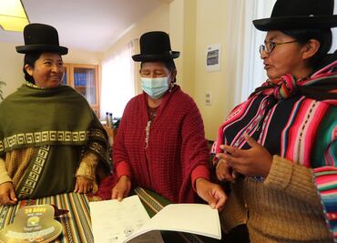 Pese a burlas, mujeres indígenas de Bolivia proponen castigos para hombres infieles