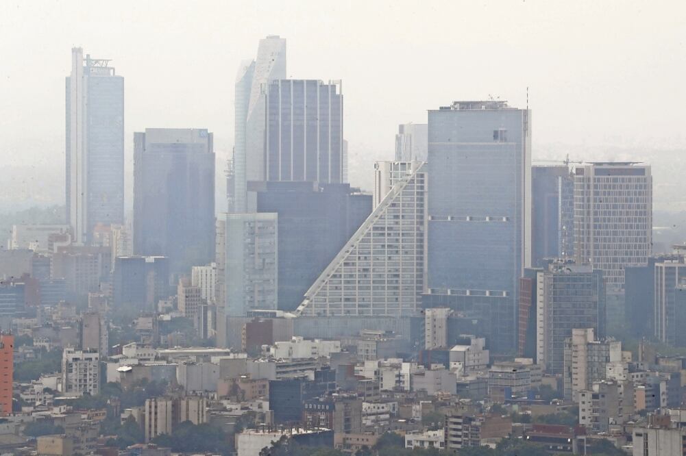 Contaminación. El pronóstico para hoy es desfavorable, por lo que se sugiere no realizar actividades al aire libre. (BERENICE FREGOSO. EL UNIVERSAL)