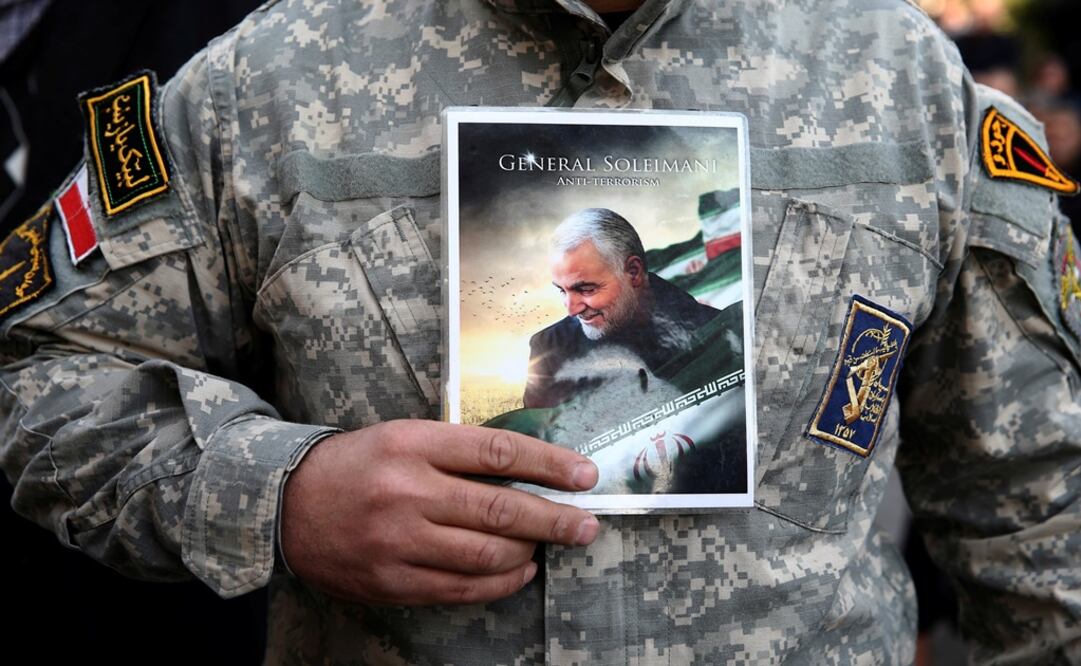 A demonstrator holds the picture of Qassem Soleimani during a protest against the assassination of the Iranian Major-General Qassem Soleimani - Photo: WANA (West Asia News Agency)/Nazanin Tabatabaee via REUTERS 