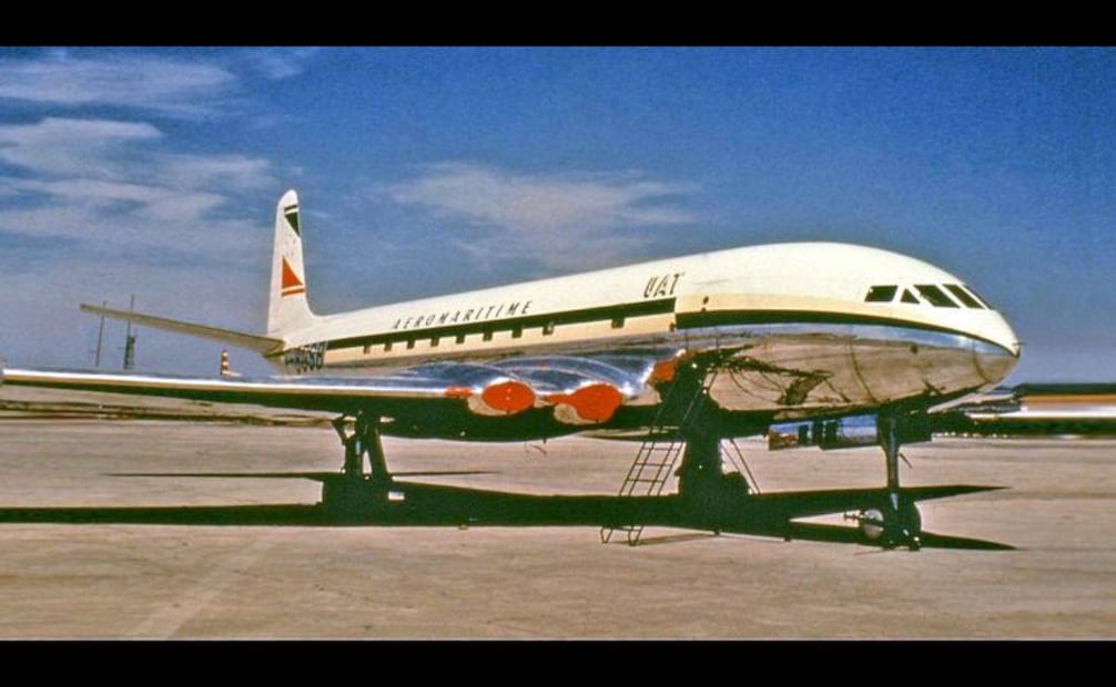 Con una hilera de a penas ocho ventanas en la zona de pasajeros, aviones como el Havilland Comet cruzaban el océano con con a penas unos cuantos pasajeros, en comparación con los vuelos comerciales de hoy. Pinterest.