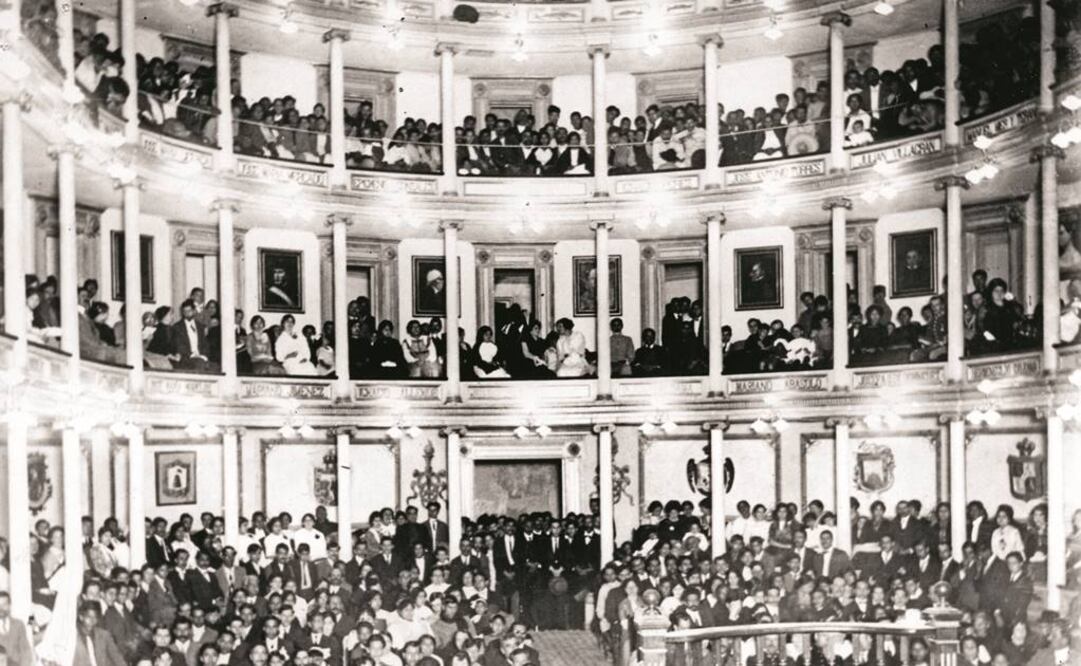 El Teatro de la República se inauguró el 2 de mayo de 1852. En la imagen, aspecto del congreso constituyente en 1917. FOTO: Fototeca EL UNIVERSAL.