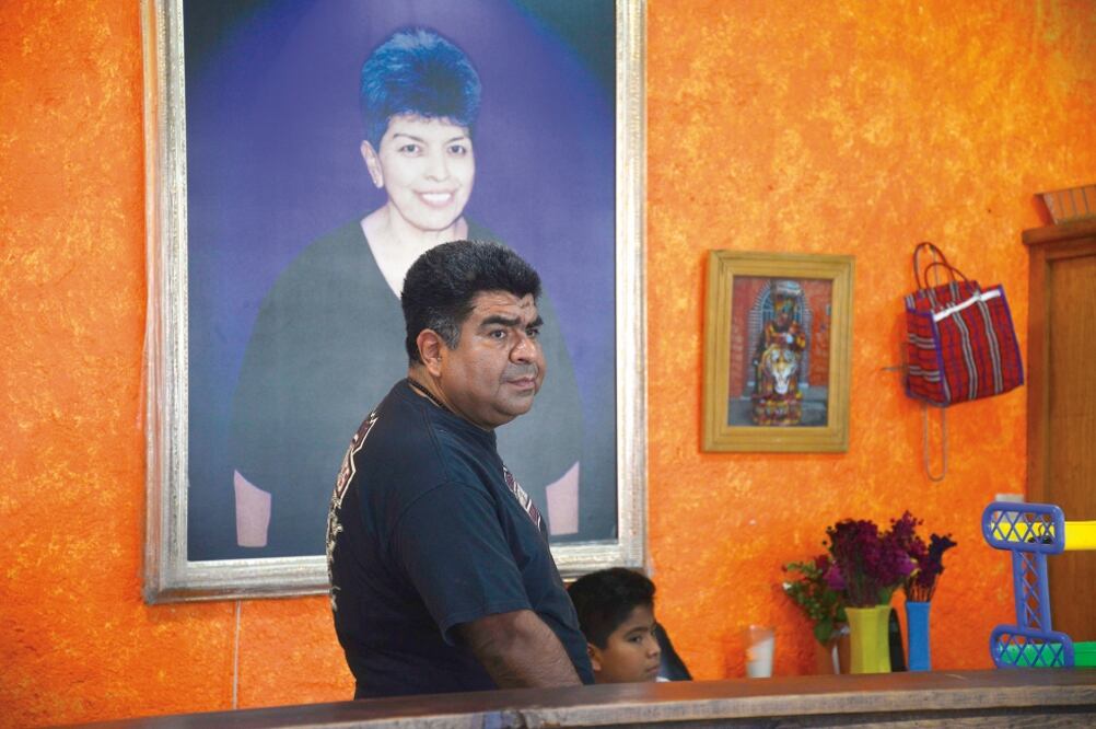 Javier Rodríguez Nava tiene una fotografía de su mamá que domina el decorado de su restaurante, en Cuernavaca, donde vivió con ella. Como estaba enferma regresó hace 12 años de la Unión Americana (TONY RIVERA)