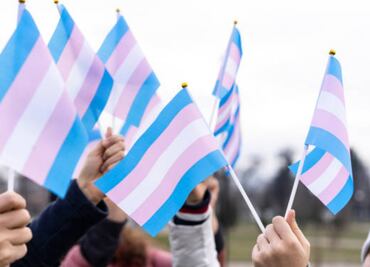 Reino Unido prohíbe la participación de mujeres transgénero en el futbol femenil; las apoyarán psicológicamente