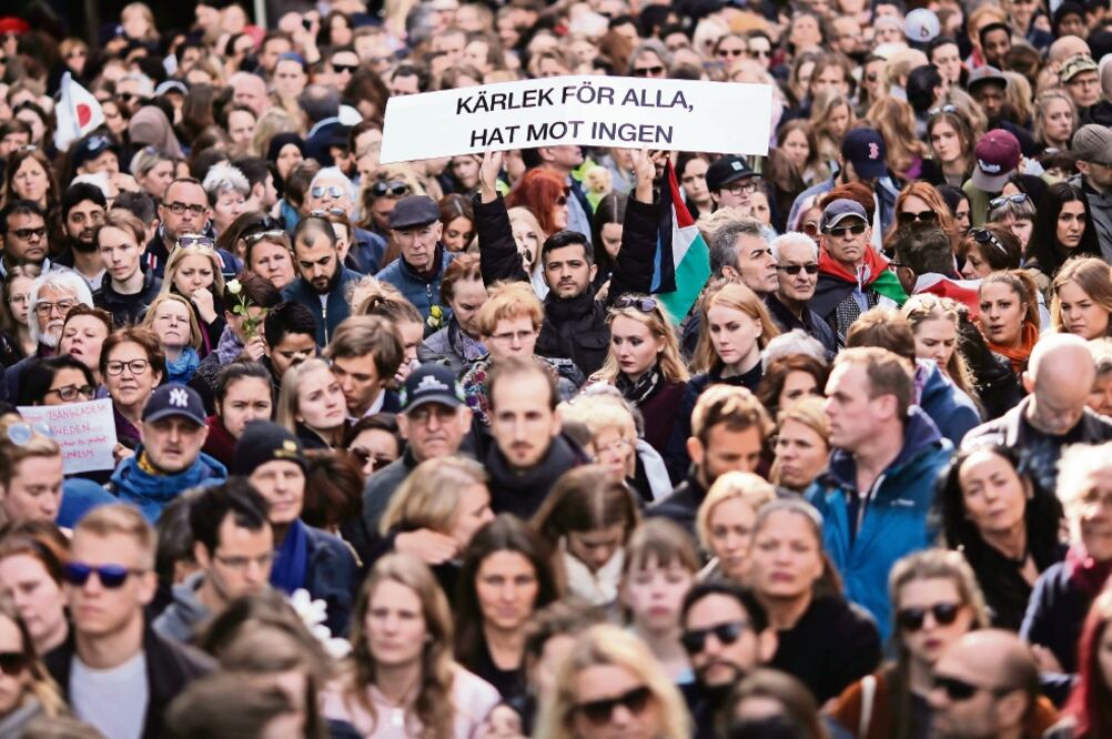 Miles de personas asistieron ayer a la “manifestación por el amor”, para mostrar su rechazo al terrorismo, en Estocolmo, Suecia. (MARKUS SCHREIBER. AP)