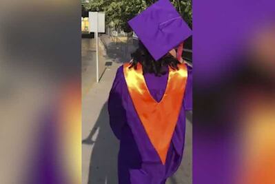 Con toga y birrete, cruza la frontera para ver a su papá