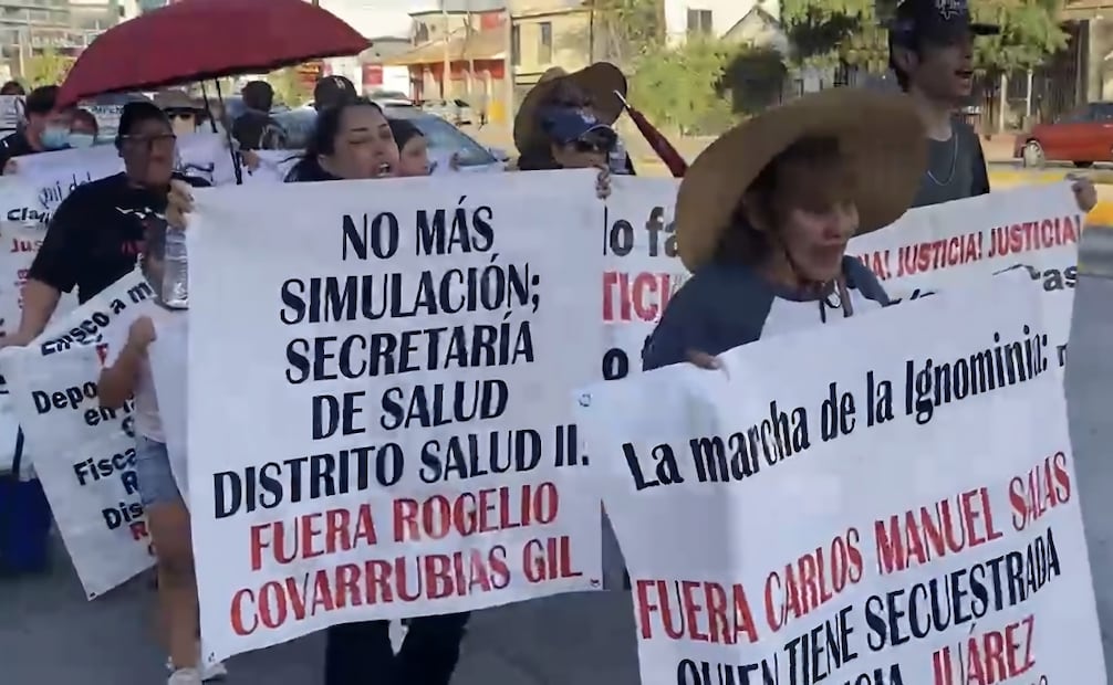 Los manifestantes portan consigo mantas con mensajes de justicia y de exigencia de acciones a las autoridades, sobre todo para los funcionarios de Coespris involucrados en el caso. | Foto: Especial.